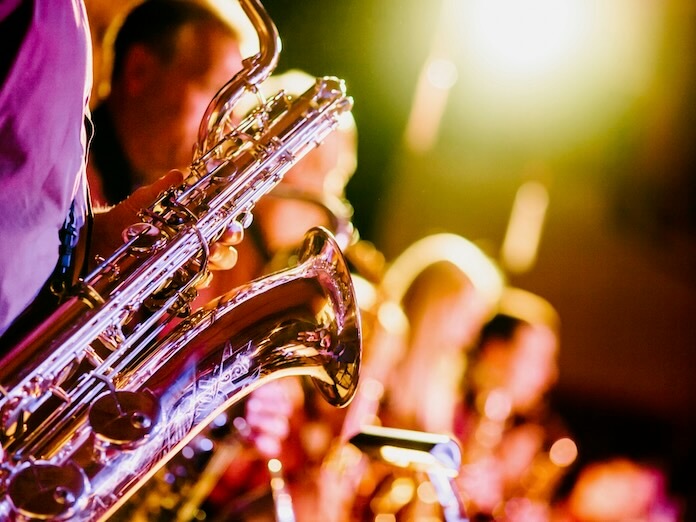 personne jouant du saxophone