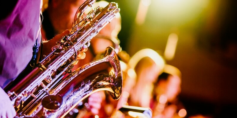 personne jouant du saxophone FEATURED IMAGE