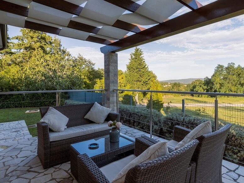 brown wicker chairs and table