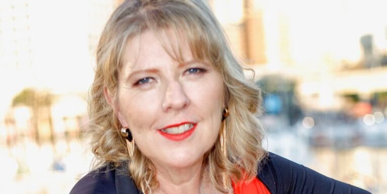 Karyn De Mol Feature