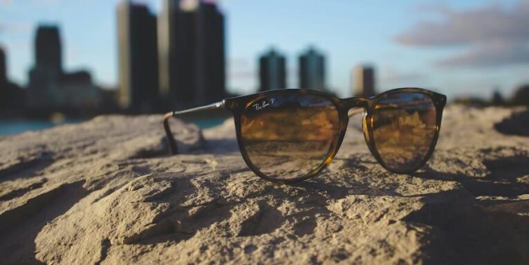 black ray ban framed sunglasses FEATURED IMAGE