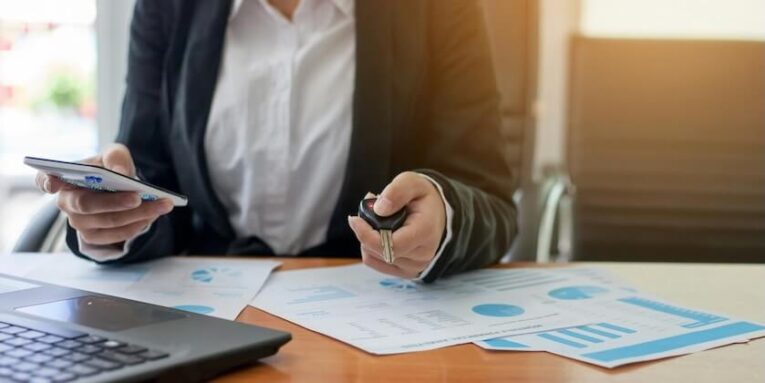 business woman holding a car key buy and sell car rental car car leasing concept FEATURED IMAGE